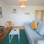 アパート In With Balcony And Parking